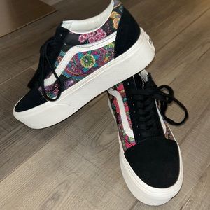 VANS platform sneakers. Size 8. Preowned